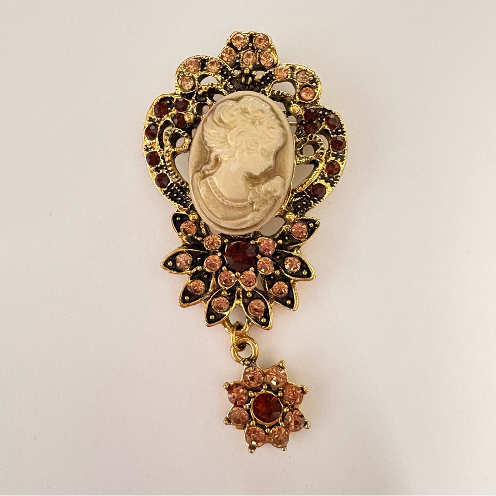 Vintage-Inspired Gold plated with amber rhinestones Cameo Brooch
